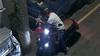 白衣女鑽巷棄貓　牠被找到全身發抖