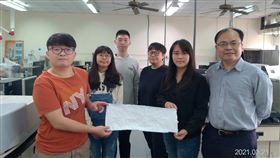雲科大團隊發明可自然分解複合材料濾材雲林科技大學教授粘譽薰（右1）帶領團隊發明「以靜電紡絲製備高效率竹炭奈米纖維複合材料濾材」，不僅可自然分解，還能過濾達99%的PM2.5粉塵微粒與細菌，能應用在口罩、空氣清淨機等產品上，獲2021俄羅斯阿基米德國際發明展金牌。（中華創新發明學會提供）中央社記者許秩維傳真  110年4月5日