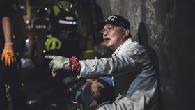 醫師在隧道內緊抱小孩，白袍漂流5小時物歸原主，沾染砂土與鮮血。　翻攝《花蓮慈濟醫院》臉書