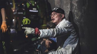 白袍醫救了妻兒！爸哽咽現身：謝謝您