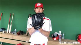 ▲味全龍洋投鋼龍。（圖／記者黃泓哲攝影）