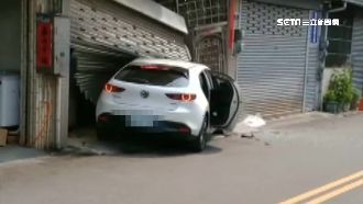 趁友洗澡偷開車　16歲男載妹撞民宅