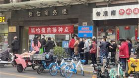 中國疫苗接種率 北京近4成居冠截至3月底，中國大陸接種疫苗數量達到1.14億劑次。其中，北京接種率近4成居冠。圖為3月底北京一處疫苗接種點，民眾排隊等待接種疫苗。中央社記者繆宗翰北京攝  110年4月5日