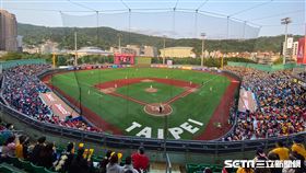 天母棒球場龍象大戰滿場球迷。（圖／記者王怡翔攝影）