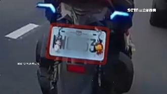 獨／躲檢舉出怪招？機車用娃娃遮車牌