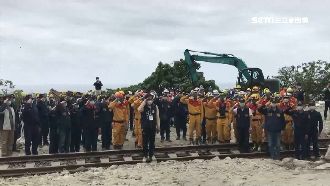 敬禮送最後罹難者！警消力保大體完整