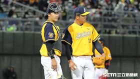 ▲中信兄弟先發投手廖乙忠和捕手高宇杰在投手丘交談。（圖／記者劉彥池攝影）