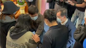 林佳龍「單膝跪地」　哽咽悼祭袁淳修