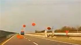 貨車，掉落物，西濱快速道路（圖／翻攝自爆料公社）