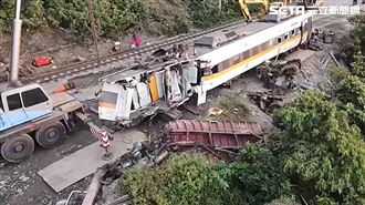 第6節車廂拉出！　車頭受擠壓全扁爛