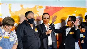 謝賢（中）前日出席電影節活動，需要被一旁的的林家棟攙扶。（圖／翻攝自香港國際電影節臉書粉專）