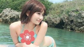 YouTuber,愛莉莎莎,比基尼,衝浪板,網紅。(圖/翻攝自愛莉莎莎IG)