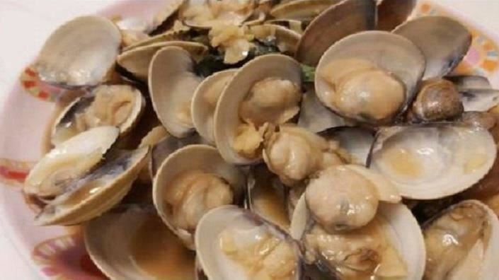 炒蛤蜊都沒開　廚師1動作讓全桌傻了