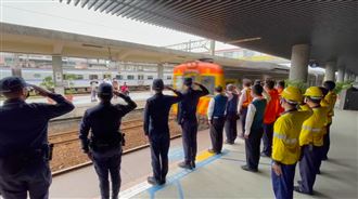 8725專列送淳修　宜蘭同仁淚眼送