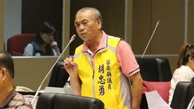 苗縣7連霸議員胡忠勇病逝苗栗縣議員胡忠勇在家中跌倒陷入昏迷，經搶救多日，6日拔管辭世，享壽78歲，結束「7連霸」議員問政生涯。圖為胡忠勇過去在議會質詢畫面。中央社記者管瑞平攝  110年4月6日