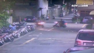 控「紅牌哥哥好兇」騎士兒竟持刀助陣