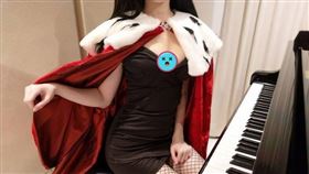 Pan Piano出周邊！黑白照印T恤（圖／翻攝自Pan Piano IG）