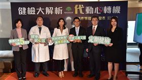 ▲國泰健康管理團隊(左起)廖偲廷協理、葉勳龍院長、王盈堤營養師、客戶孔先生、陳崇佑總經理、莊倖宜協理。（圖／業者提供）