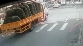 李義祥駕駛工程車經過市區時，副駕駛座還坐著另1個人。（圖／翻攝畫面）