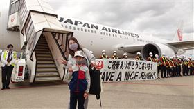 日人體驗類出國遊台  機場空服員地勤列隊歡迎觀光局東京事務所、成田機場、日本航空公司（JAL）合作，3日推出類出國遊台灣的活動，從東京成田機場（千葉縣）起降，吸引近160名旅客搭乘，從機場到機內充滿台灣元素。中央社記者楊明珠千葉攝 110年4月6日