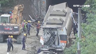 太魯閣號第7車廂吊離現場　畫面曝光