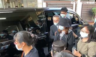 袁淳修回家了！妻擁夫骨灰抵台中