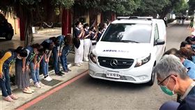 太魯閣號事故罹難台南女兒移靈返鄉台鐵太魯閣號花蓮清水隧道出軌事故釀嚴重死傷，罹難台南市關廟區民程俐欣6日移靈回台南，慈濟功德會、關廟區公所等人員在車輛抵達殯儀館時，列隊敬禮致意。中央社記者楊思瑞攝  110年4月6日