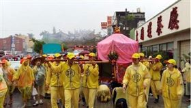 ▲頭旗指揮著整個隊伍。（圖／寶島神很大）