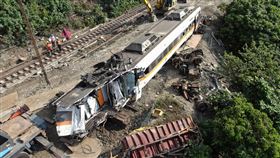太魯閣號事故　第6節車廂順利拖出（2）台鐵太魯閣號2日發生出軌事故造成重大傷亡，經連日搶修，6日從隧道內拖出第6節車廂。中央社記者徐肇昌攝  110年4月6日