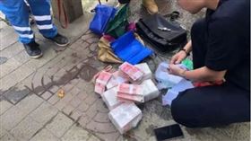 ▲環衛工人打撈出65萬人民幣現金。（圖／截取自中新視頻）