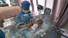 中國出生率再創新低  分析指生不起是主因中國公安部資料顯示，2020年新生兒人數大幅年降15%。陸媒三聯生活週刊分析認為，經濟壓力大、托育機構不足是現代人生育率低的主要原因。圖為2020年4月在寧夏銀川市第一人民醫院，護士在照料新生兒。（中新社提供）中央社  110年2月14日