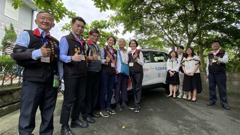 國際扶輪前進偏鄉傳愛　贈巡迴醫療車