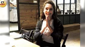 活動結束後許瑋甯與工作人員驅車前往餐廳，見到本刊鏡頭也微笑示意。（圖／CTWANT提供）