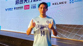 前里陸斗來台學中文卻意外踢進企甲足球聯賽來自日本沖繩的前里陸斗4年前來台就讀真理大學，他從國小2年級就開始踢足球，原是來學中文的他，如今成為展逸天行者足球隊隊長，將率隊挑戰企甲聯賽。中央社記者黃巧雯攝  110年4月6日