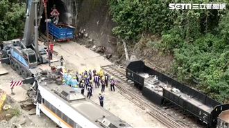 搶救最新進度　第8車廂殘骸載滿卡車