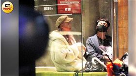 在按摩店內等候時，大飛與陳比熊頗有話聊。（圖／攝影組）