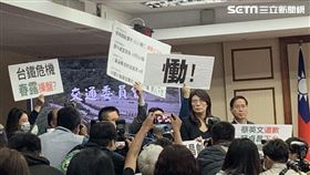 國民黨眾多立委手舉標語，高喊「政府殺人、立刻下台！」（圖／記者陳宜加攝影）