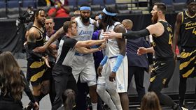 湖人、暴龍之戰首節就爆發激烈衝突。（圖／美聯社／達志影像）