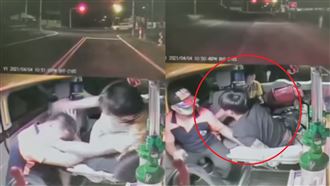屁孩搭救護車2打1毆醫護　網氣炸了