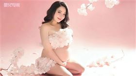 小甜甜近日登上《嬰兒與母親》雜誌封面。（圖／翻攝自張可昀臉書粉專）