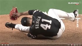 ▲千賀滉大接殺強襲球後扭傷左腳踝。（圖／翻攝自Eleven Sports TAIWAN）