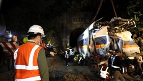 在搶救人員及工程團隊不分晝夜、輪班全力投入搶修後，事故中受損最嚴重的第八車廂終於移出（圖／翻攝自林佳龍臉書）