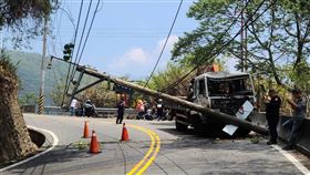 南投仁愛鄉台14線2.1公里，工程貨車撞斷電線桿，霧社往清境雙向無法通車