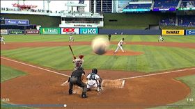 ▲本壘後方擦棒球，正好擊中攝影機。（圖／翻攝自馬林魚推特）