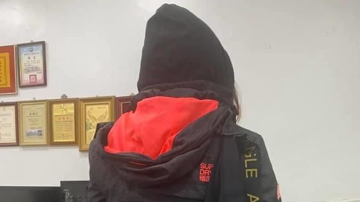 騎車「被拍肩膀」？她轉頭傻眼網笑歪