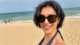 徐曉晰在臉書粉專分享兩張比基尼照，大方露出平坦的腹部（圖／翻攝自徐曉晰臉書）