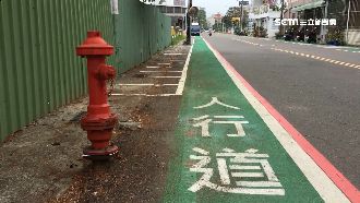人行道內設機車格　500則負評灌爆