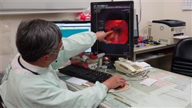 婦人終於找到卡在支氣管的元兇，原來是一根4公分長的魚刺（圖／大林慈院提供）