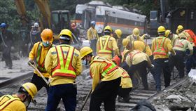 太魯閣號事故現場  台鐵積極搶修（2）台鐵太魯閣號事故現場持續搶修，7日台鐵工程人員將受損鐵軌拆除，準備更換新軌道，盼能儘快恢復東正線的通行。中央社記者王騰毅攝  110年4月7日