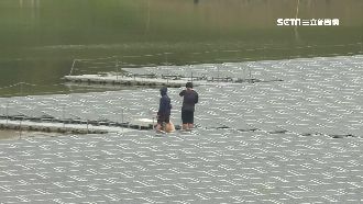 乾旱驚險亂象　闖水庫踩太陽能板捕魚